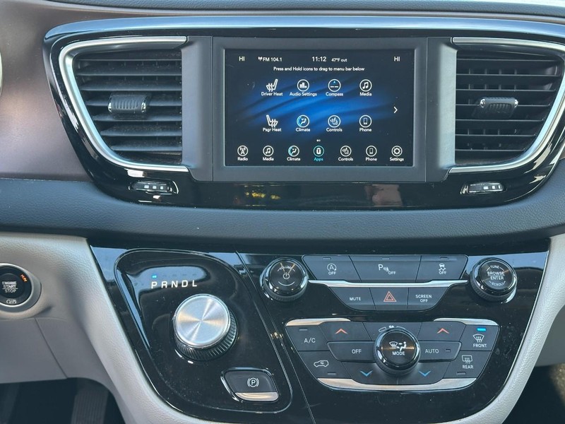 Chrysler Pacifica Vehicle Full-screen Gallery Image 14