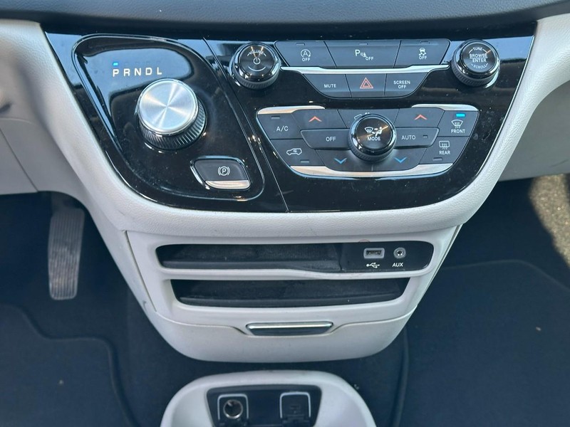 Chrysler Pacifica Vehicle Full-screen Gallery Image 15