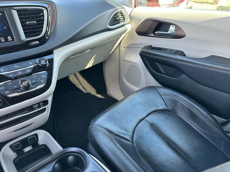 Chrysler Pacifica Vehicle Full-screen Gallery Image 16