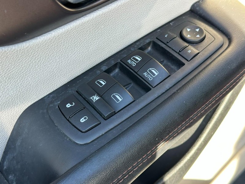 Chrysler Pacifica Vehicle Full-screen Gallery Image 17