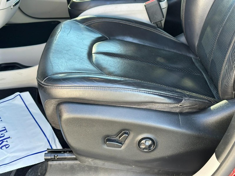 Chrysler Pacifica Vehicle Full-screen Gallery Image 18