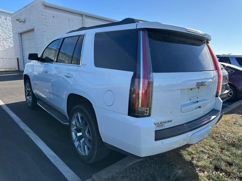 GMC Yukon Vehicle Full-screen Gallery Image 04