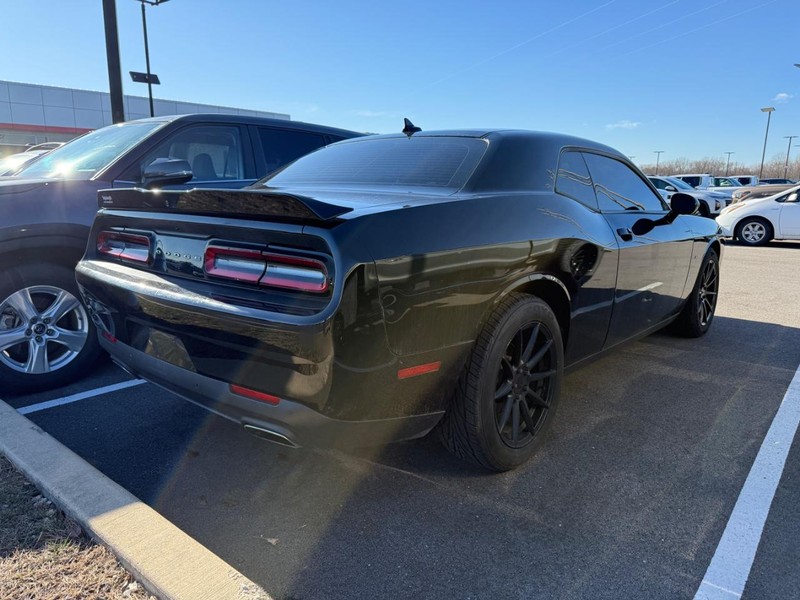 Dodge Challenger Vehicle Full-screen Gallery Image 02