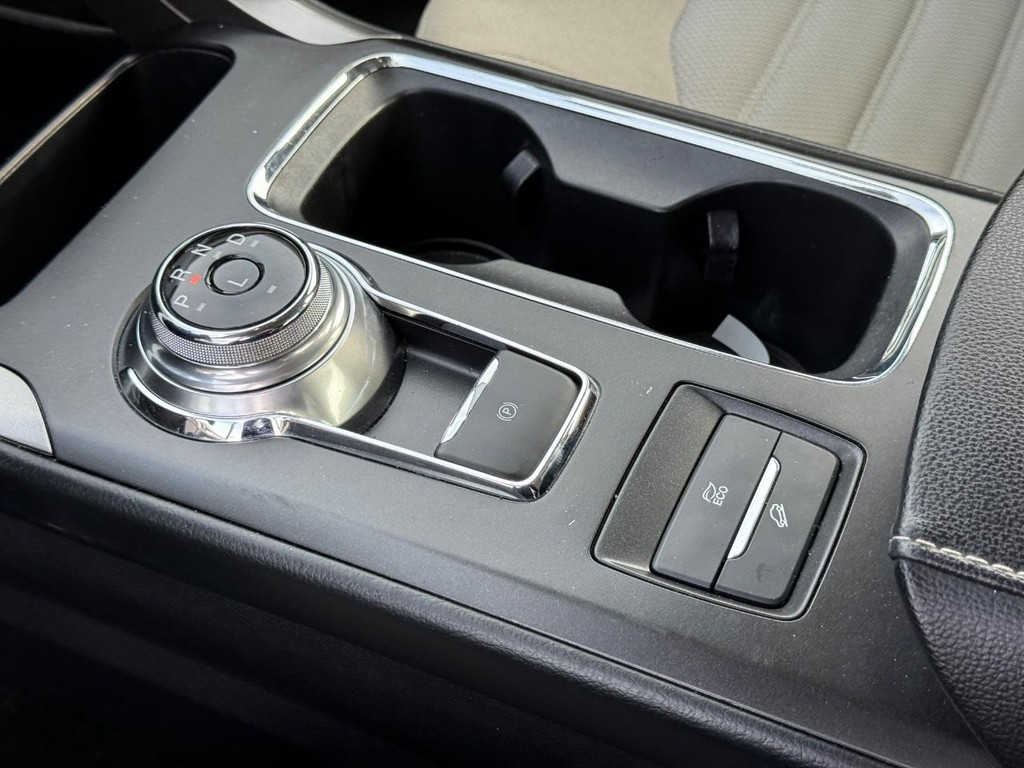 Ford Fusion Hybrid Vehicle Full-screen Gallery Image 19