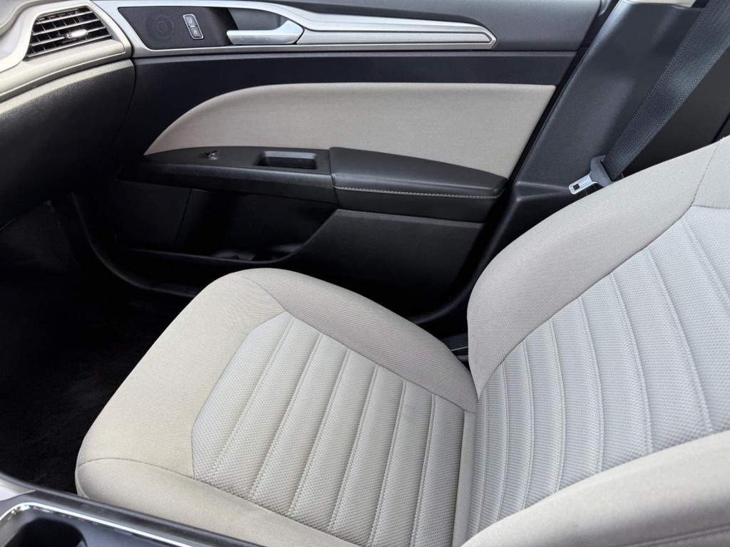 Ford Fusion Hybrid Vehicle Full-screen Gallery Image 20