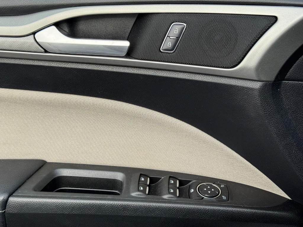 Ford Fusion Hybrid Vehicle Full-screen Gallery Image 22