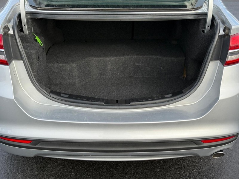 Ford Fusion Hybrid Vehicle Full-screen Gallery Image 06