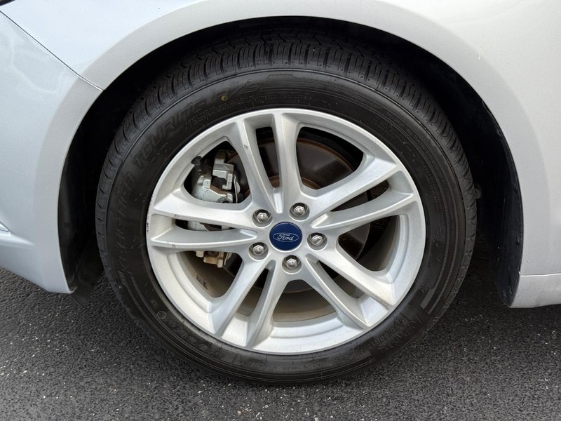 Ford Fusion Hybrid Vehicle Full-screen Gallery Image 07