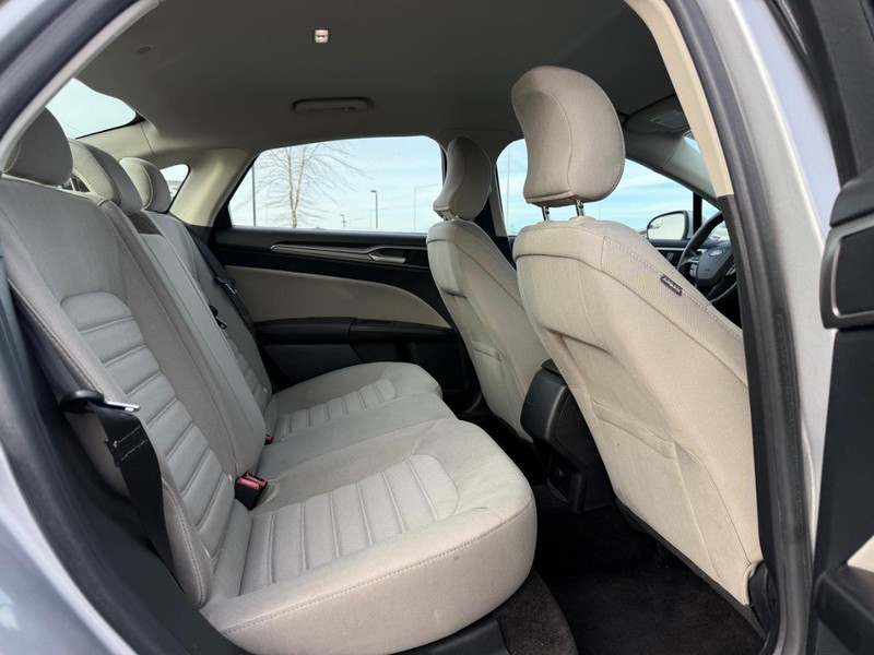 Ford Fusion Hybrid Vehicle Full-screen Gallery Image 10