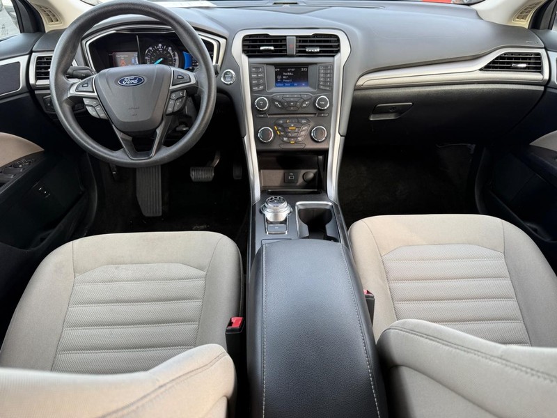 Ford Fusion Hybrid Vehicle Full-screen Gallery Image 11