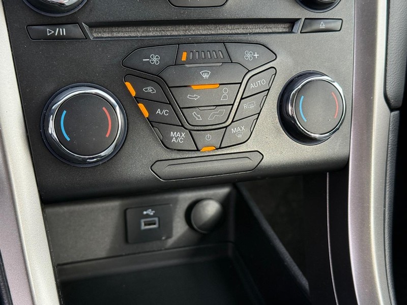 Ford Fusion Hybrid Vehicle Full-screen Gallery Image 18