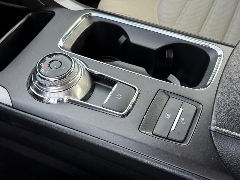 Ford Fusion Hybrid Vehicle Full-screen Gallery Image 19