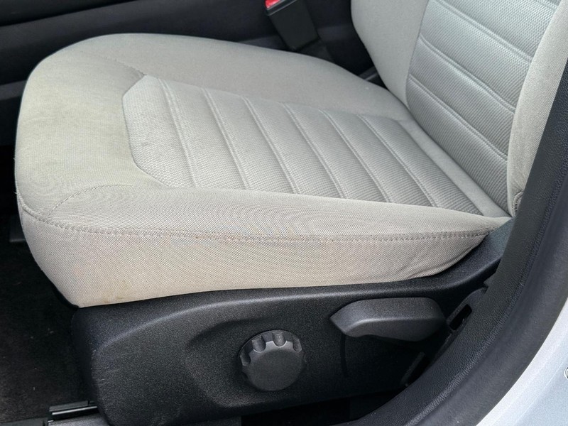 Ford Fusion Hybrid Vehicle Full-screen Gallery Image 23