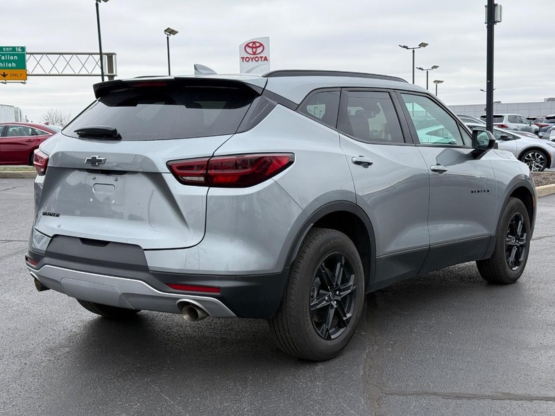 Chevrolet Blazer Vehicle Full-screen Gallery Image 03