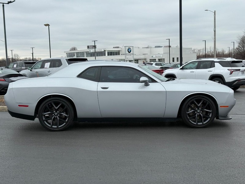 Dodge Challenger Vehicle Full-screen Gallery Image 02