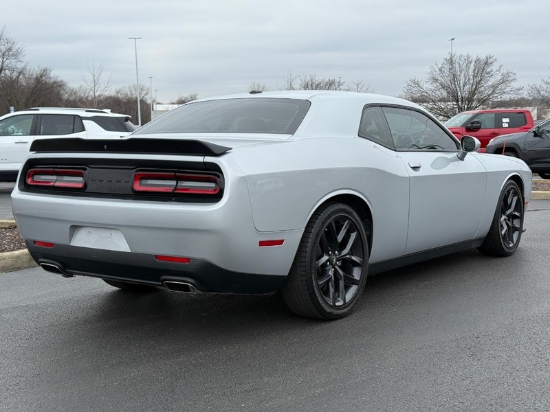Dodge Challenger Vehicle Full-screen Gallery Image 03