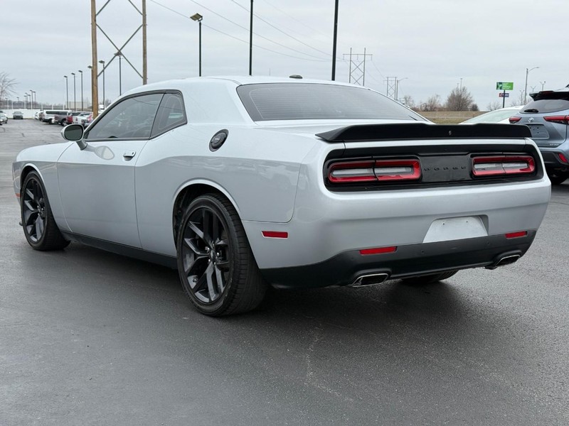 Dodge Challenger Vehicle Full-screen Gallery Image 05
