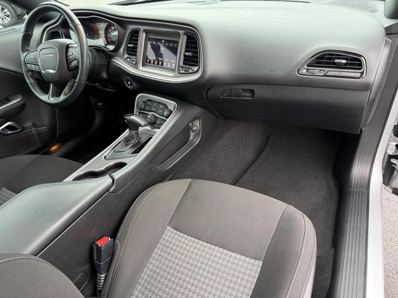 Dodge Challenger Vehicle Full-screen Gallery Image 12