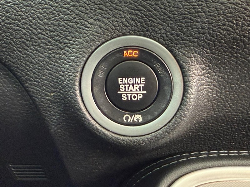 Dodge Challenger Vehicle Full-screen Gallery Image 16