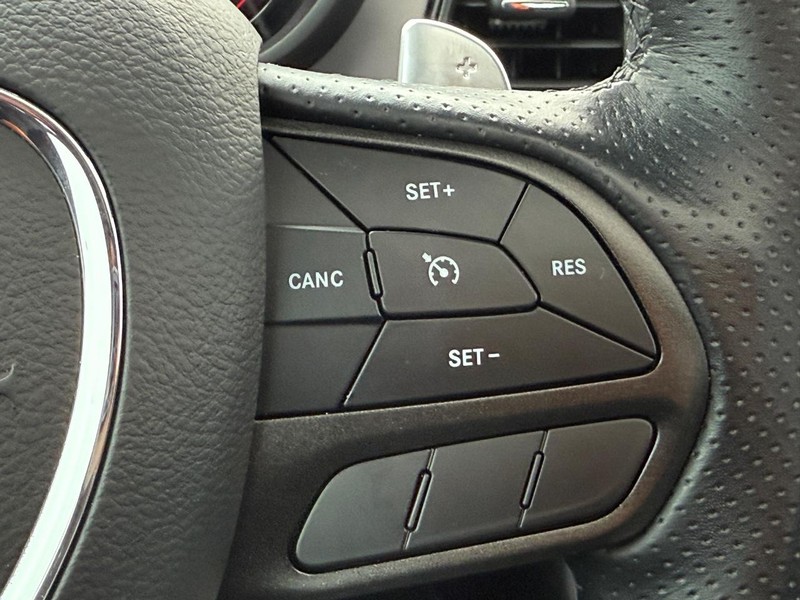 Dodge Challenger Vehicle Full-screen Gallery Image 18