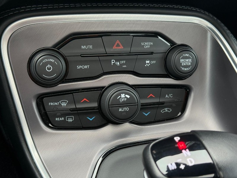 Dodge Challenger Vehicle Full-screen Gallery Image 22