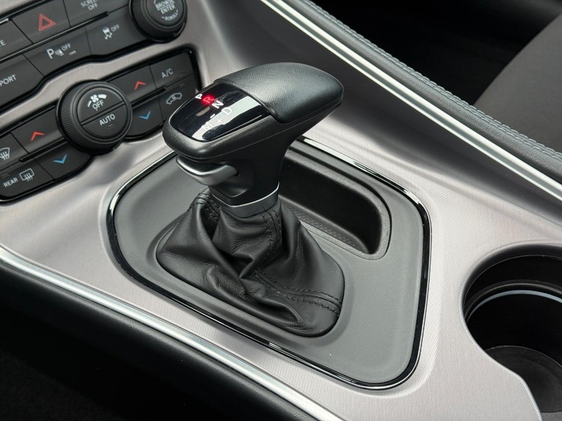 Dodge Challenger Vehicle Full-screen Gallery Image 23