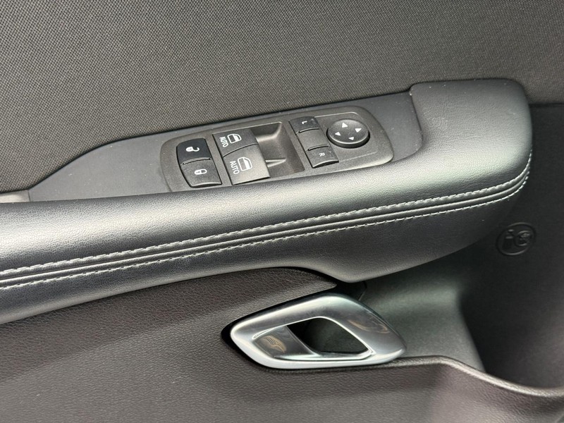 Dodge Challenger Vehicle Full-screen Gallery Image 26