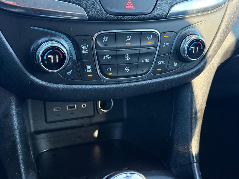 Chevrolet Equinox Vehicle Full-screen Gallery Image 17