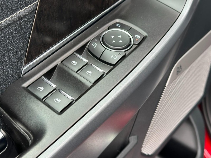 Ford F-150 Vehicle Full-screen Gallery Image 16