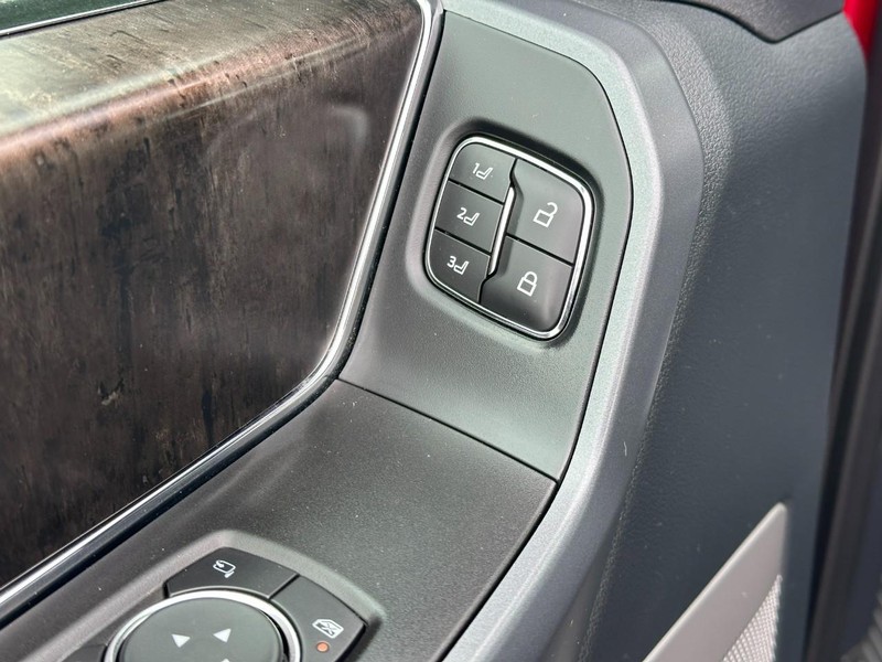 Ford F-150 Vehicle Full-screen Gallery Image 17