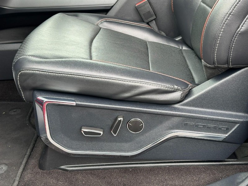 Ford F-150 Vehicle Full-screen Gallery Image 18