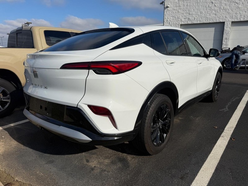 Buick Envista Vehicle Full-screen Gallery Image 02