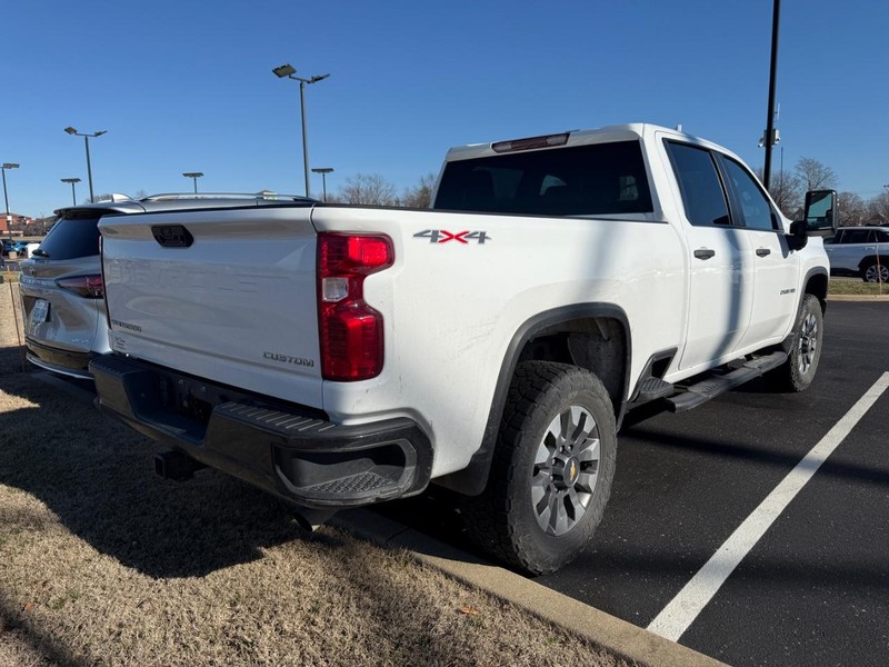 Chevrolet Silverado 2500HD Vehicle Full-screen Gallery Image 02