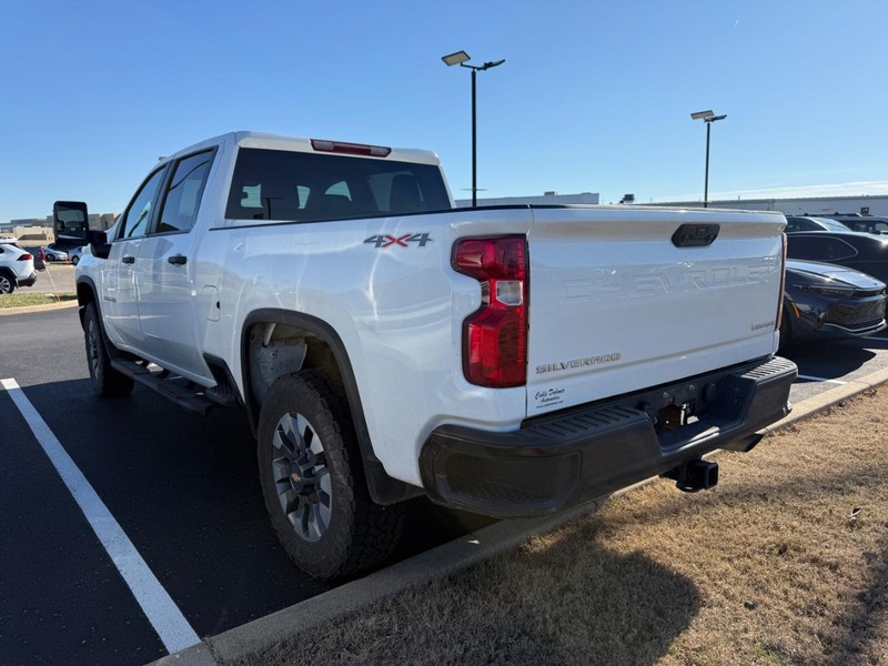 Chevrolet Silverado 2500HD Vehicle Full-screen Gallery Image 03