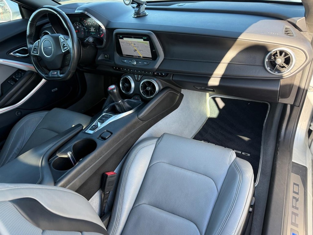 Chevrolet Camaro Vehicle Full-screen Gallery Image 12