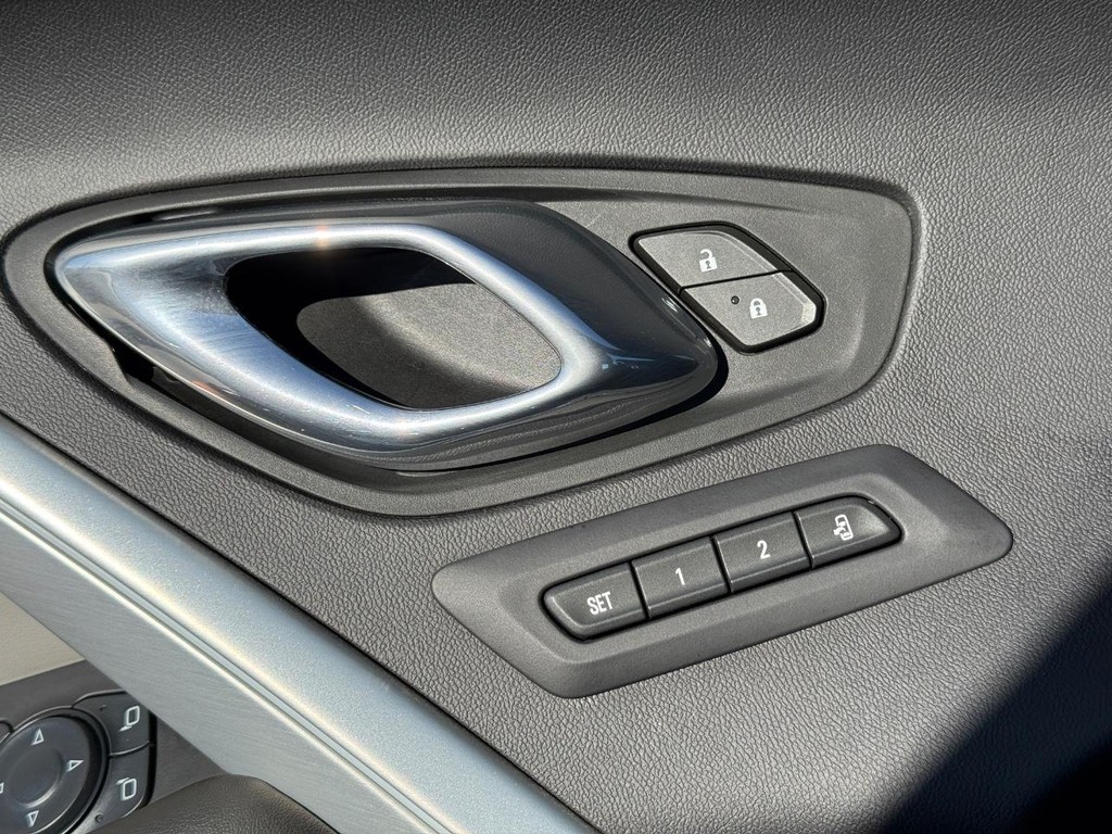 Chevrolet Camaro Vehicle Full-screen Gallery Image 24