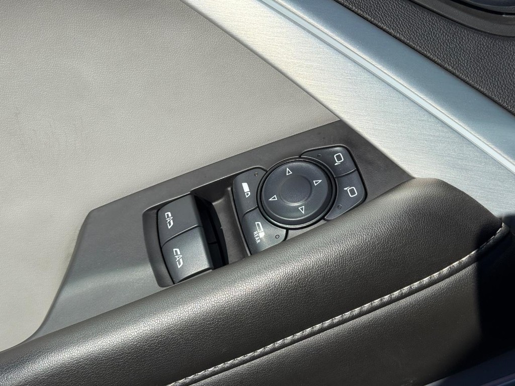 Chevrolet Camaro Vehicle Full-screen Gallery Image 25