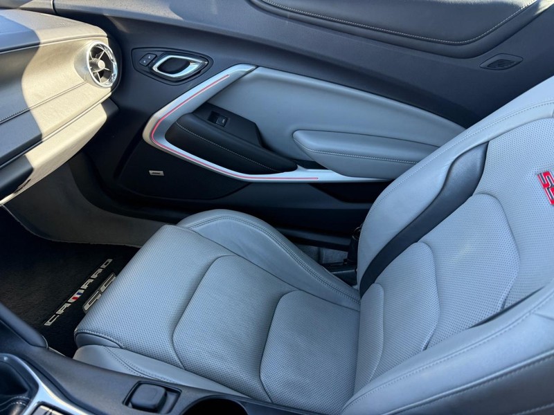 Chevrolet Camaro Vehicle Full-screen Gallery Image 21