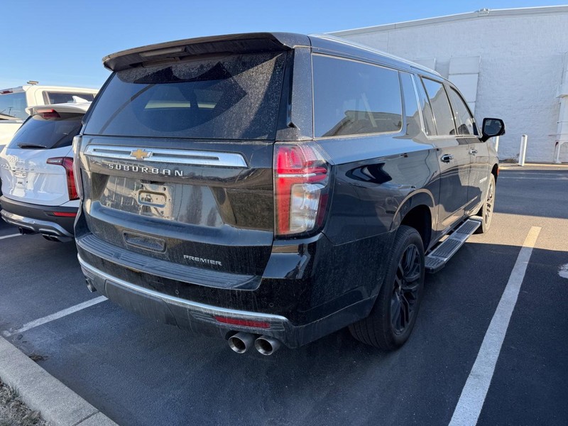 Chevrolet Suburban Vehicle Full-screen Gallery Image 02