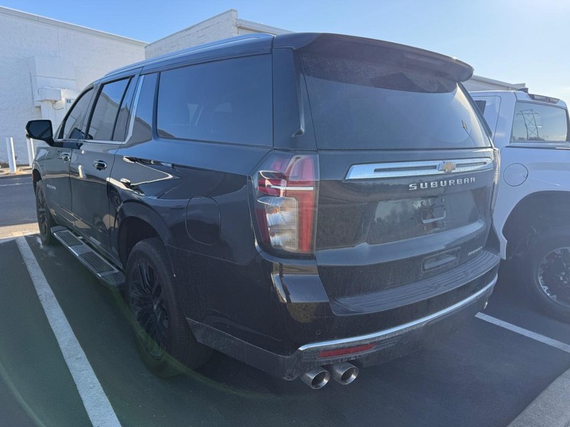 Chevrolet Suburban Vehicle Full-screen Gallery Image 03