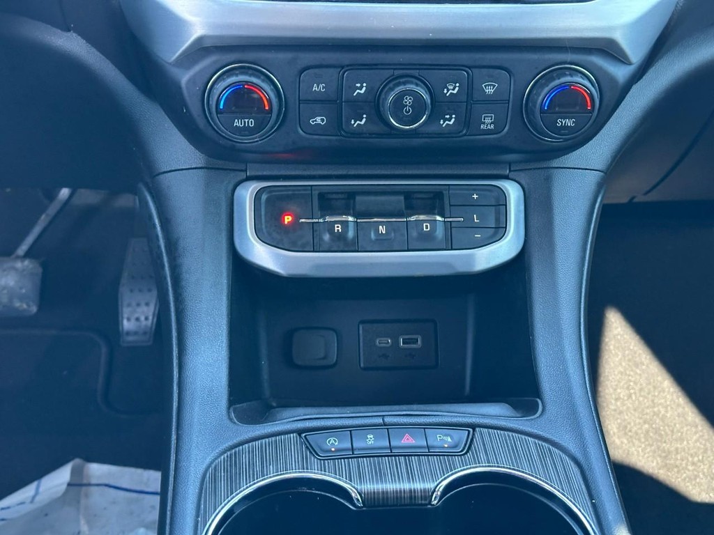 GMC Acadia Vehicle Full-screen Gallery Image 16