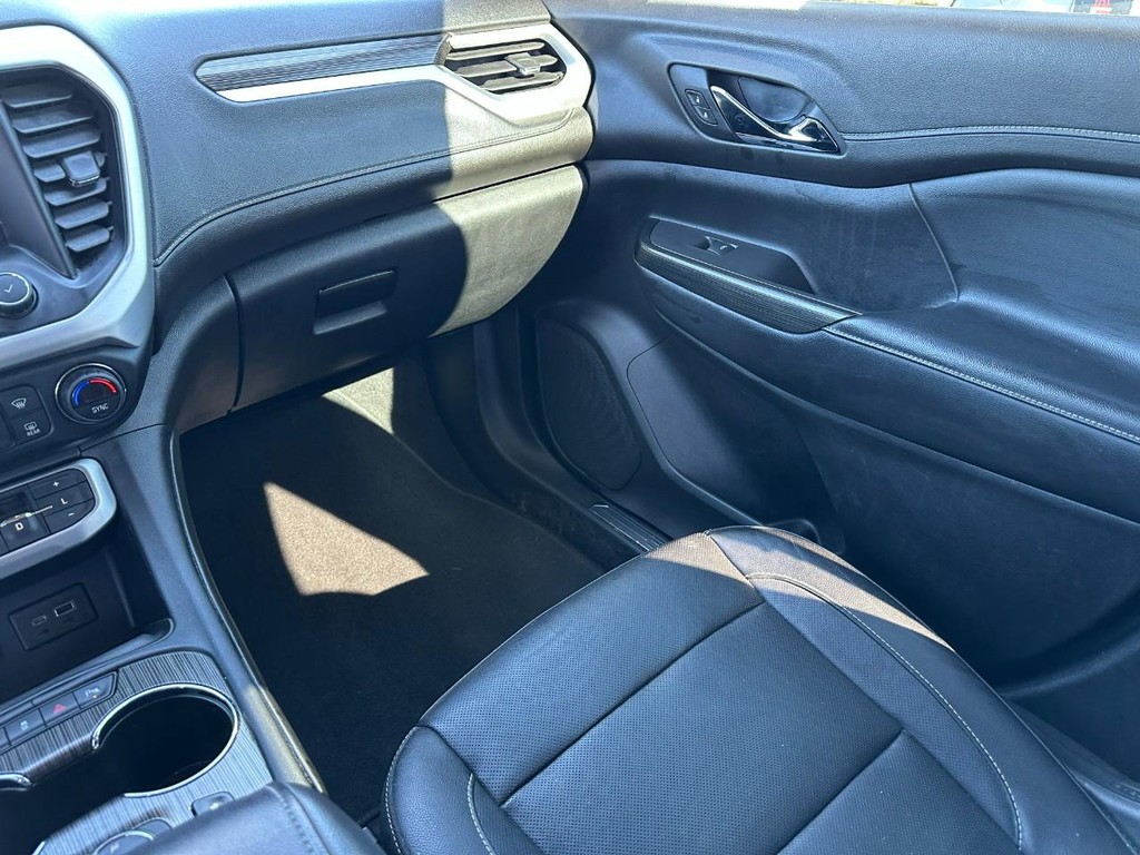 GMC Acadia Vehicle Full-screen Gallery Image 17