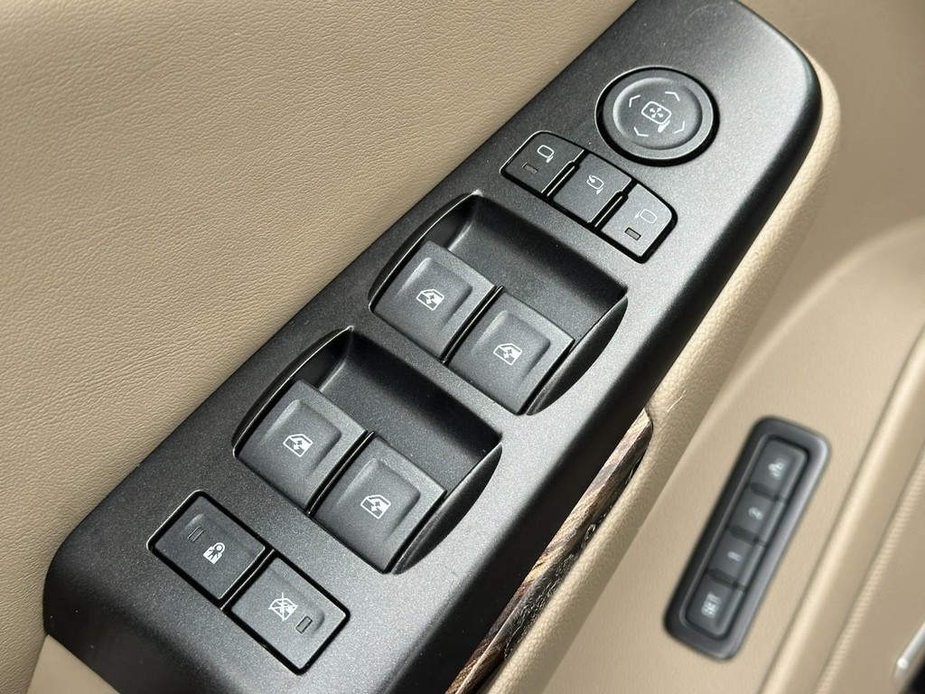 GMC Yukon Vehicle Full-screen Gallery Image 18