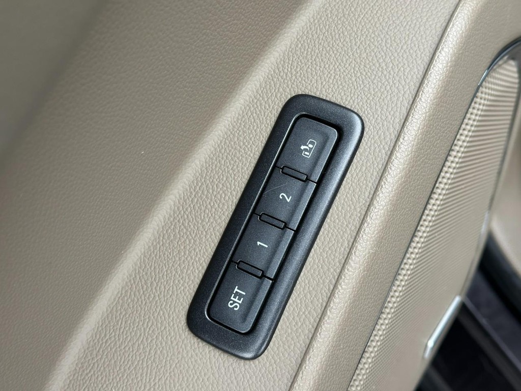 GMC Yukon Vehicle Full-screen Gallery Image 19