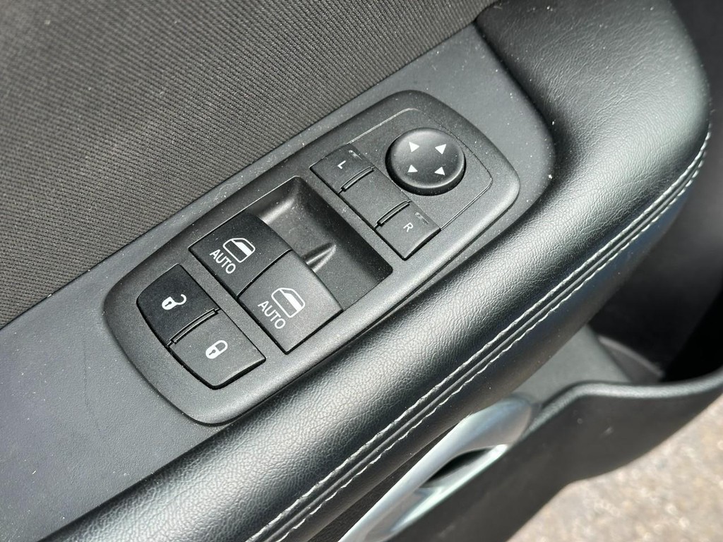 Dodge Challenger Vehicle Full-screen Gallery Image 13