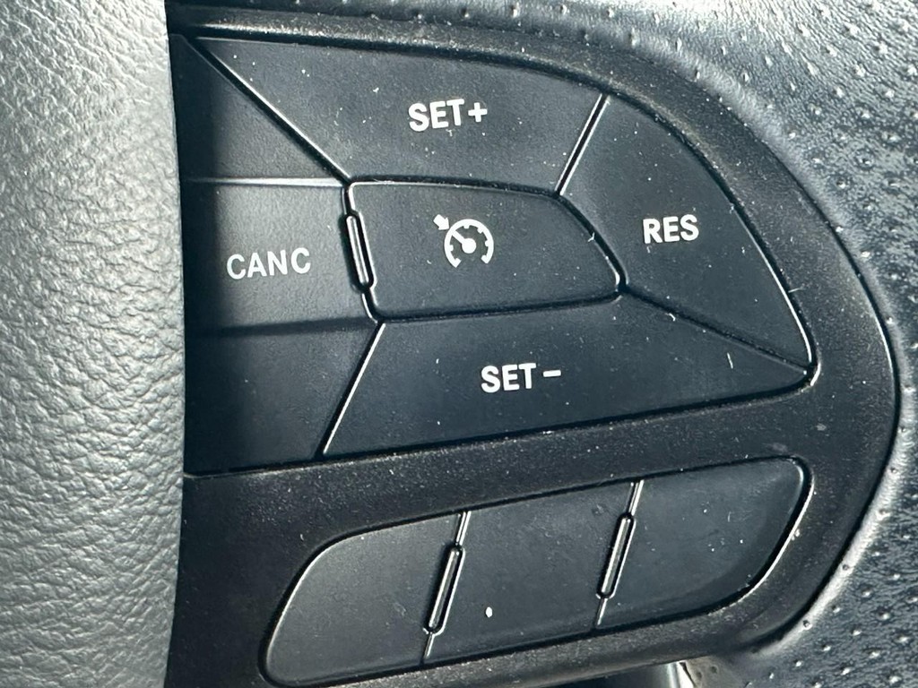 Dodge Challenger Vehicle Full-screen Gallery Image 18