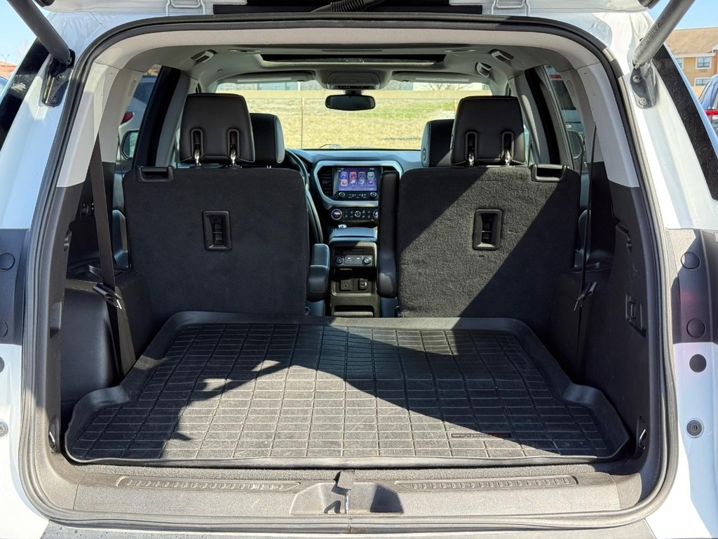 GMC Acadia Vehicle Full-screen Gallery Image 06