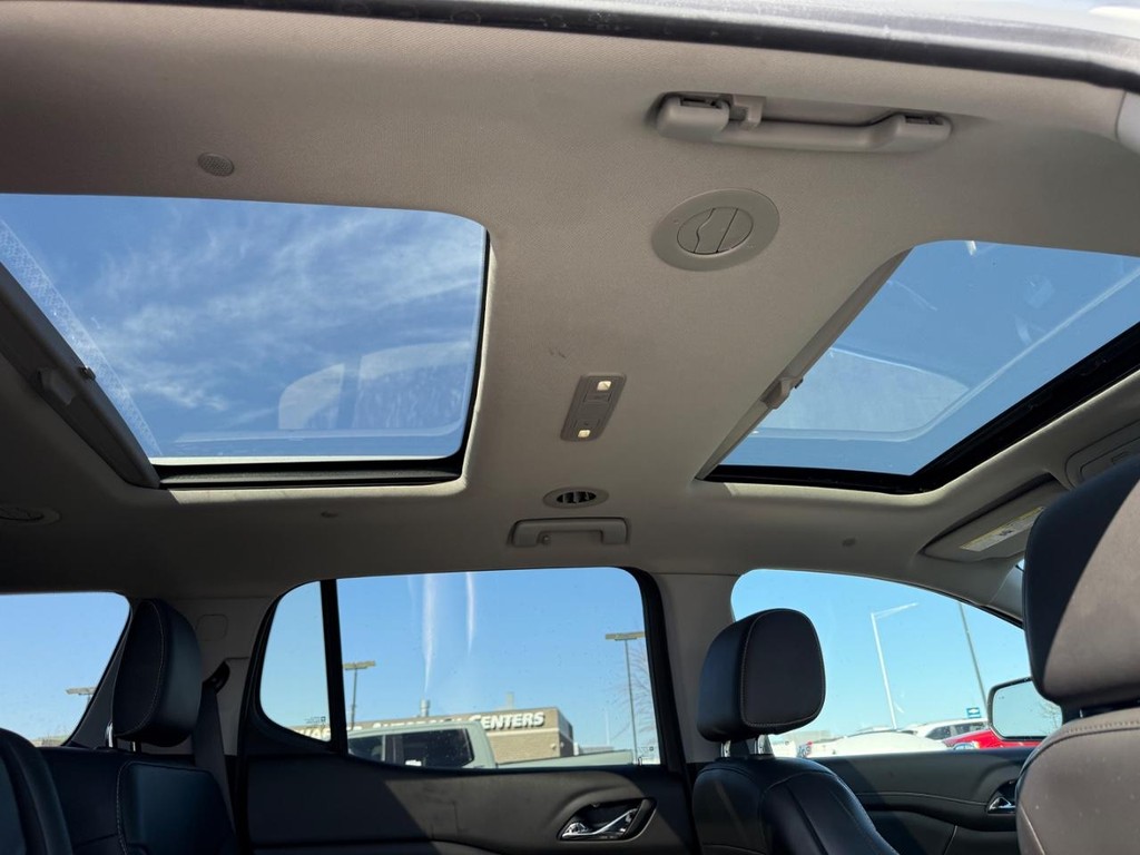 GMC Acadia Vehicle Full-screen Gallery Image 12