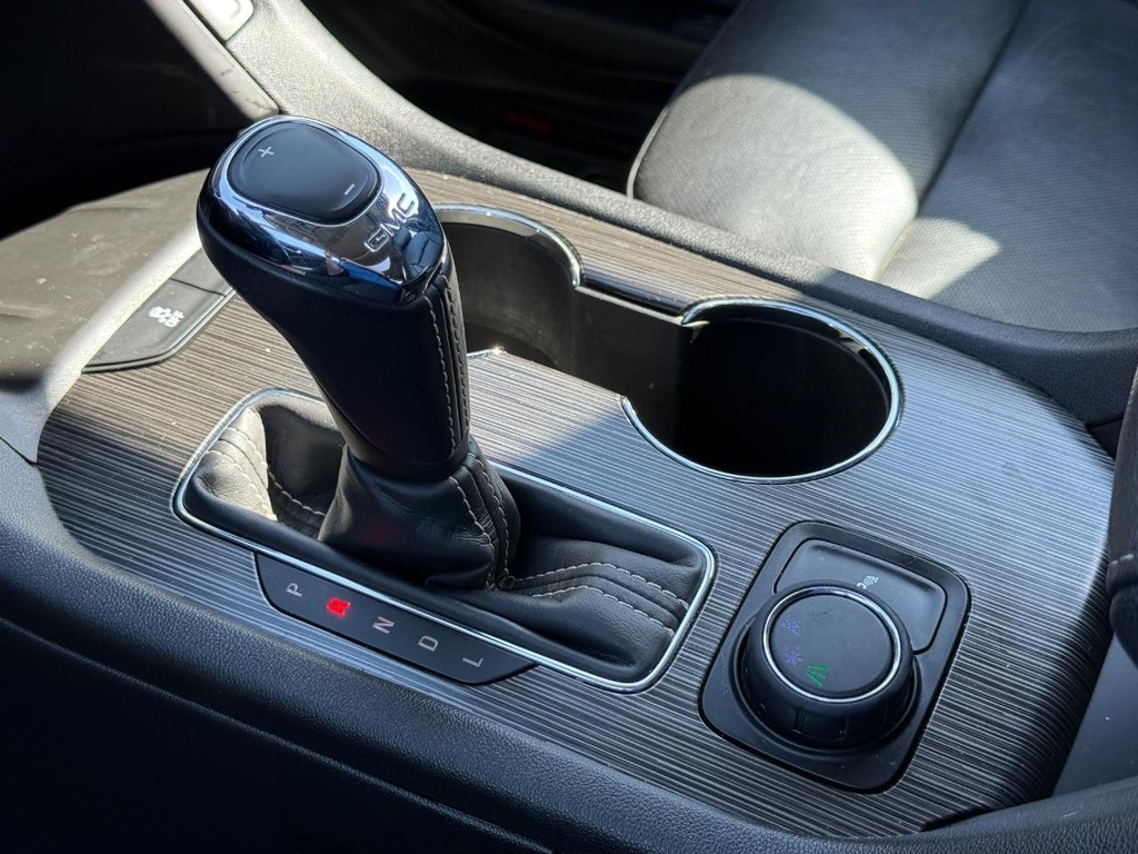 GMC Acadia Vehicle Full-screen Gallery Image 22