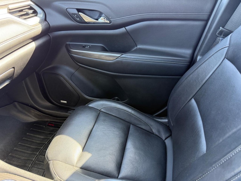 GMC Acadia Vehicle Full-screen Gallery Image 23